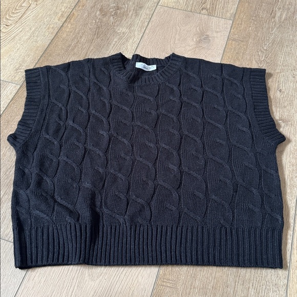 TALULAH Sweaters - Black Cable Knit Sleeveless Sweater